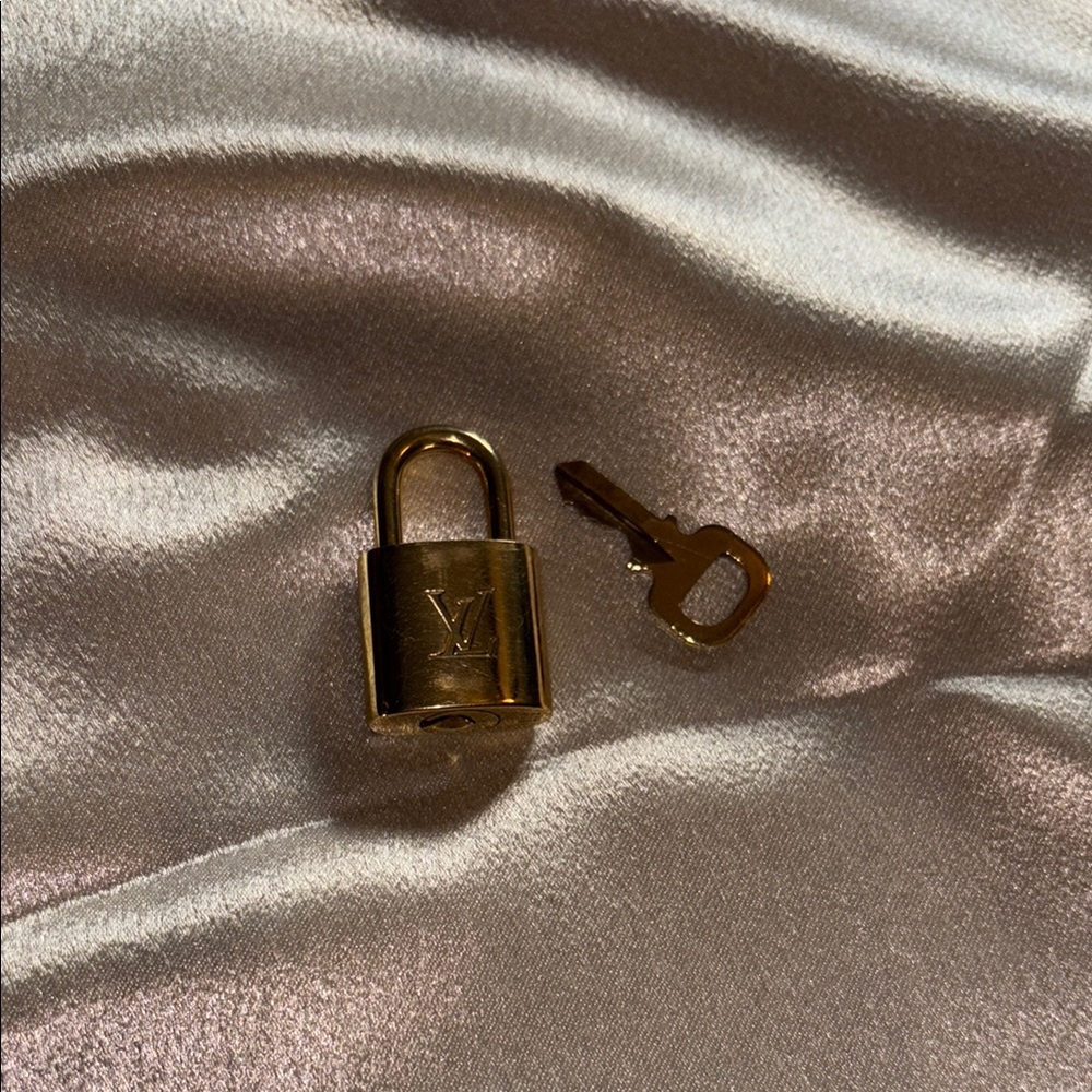 💎AUTHENTIC💎LOUIS VUITTON Gold Padlock and Key Set - Picture 5 of 6